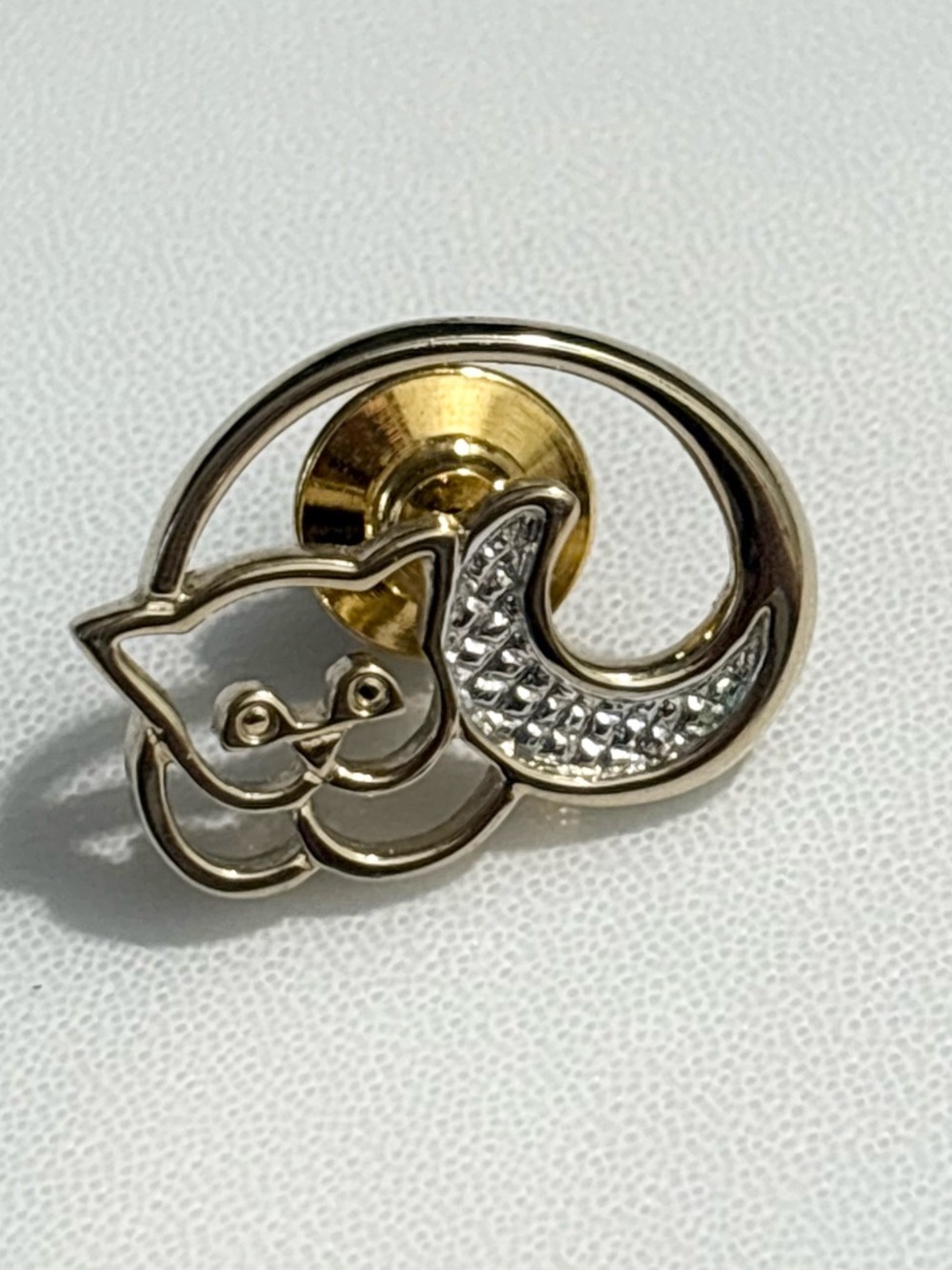 Avon Gold Tone Cat Brooch Lapel Pin